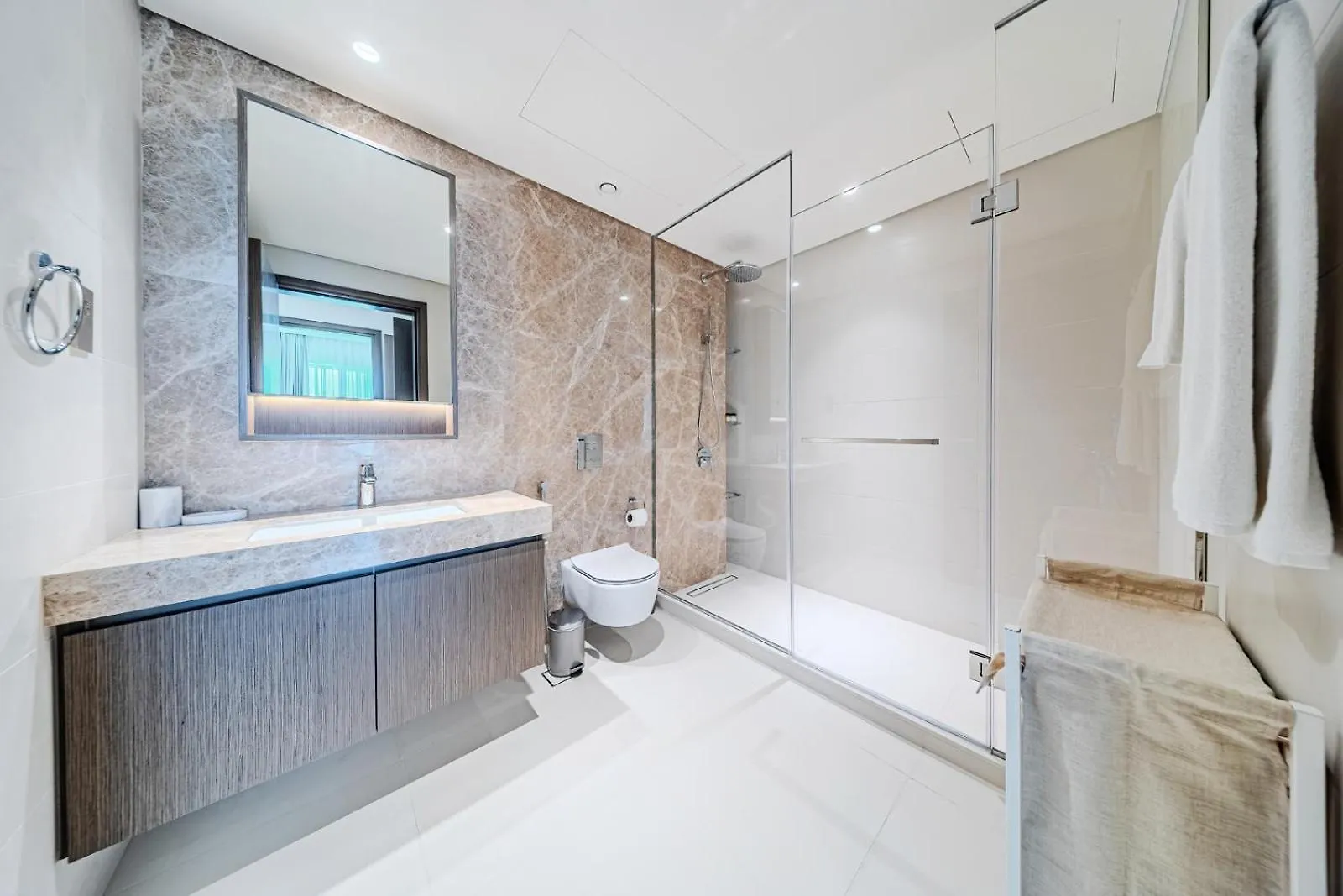 Gorgeous 1Bd Apt With Beach Access In Grand Bleu Dubai